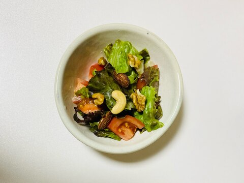 ミックスナッツと生野菜サラダ